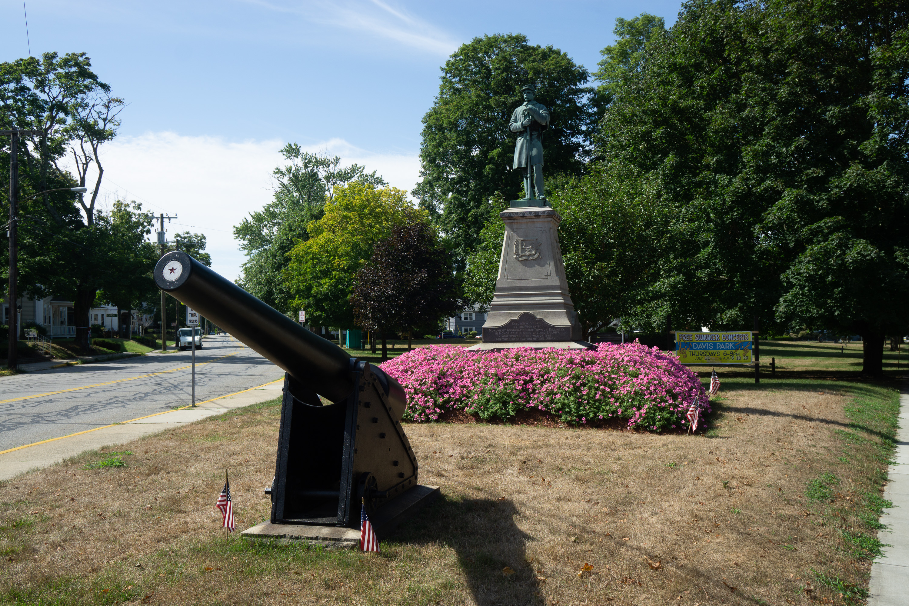 Davis_Park_Civil_War_Memorial,_Killingly,_Connecticut